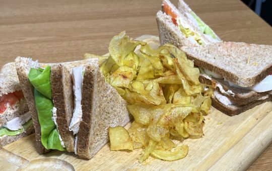 Club Sandwich saumon, crème d'herbes et ses chips de pomme de terre au paprika fumé